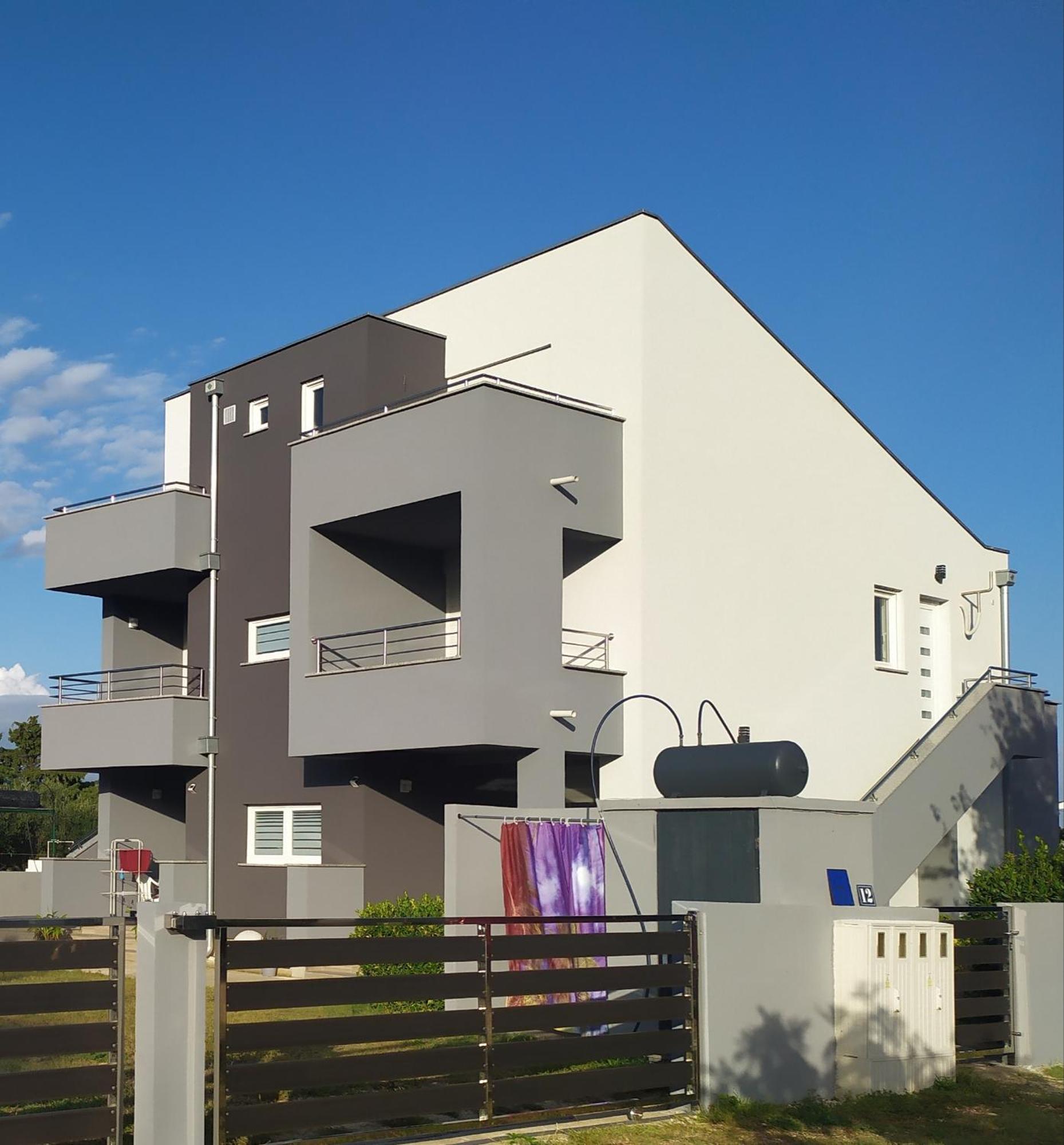 Apartmani Mira 宁 外观 照片
